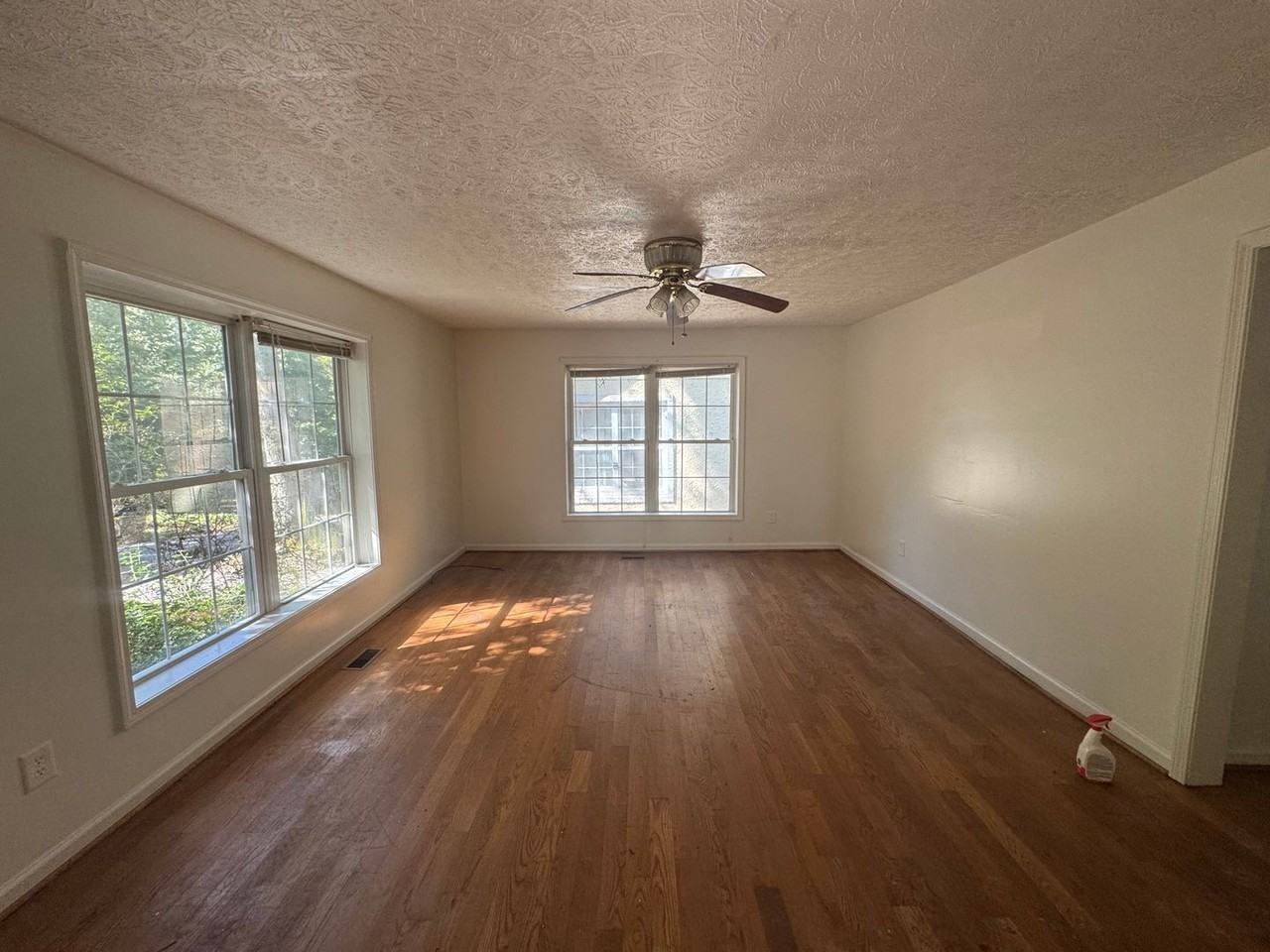 523 E Warren St - Photo 4 of 21