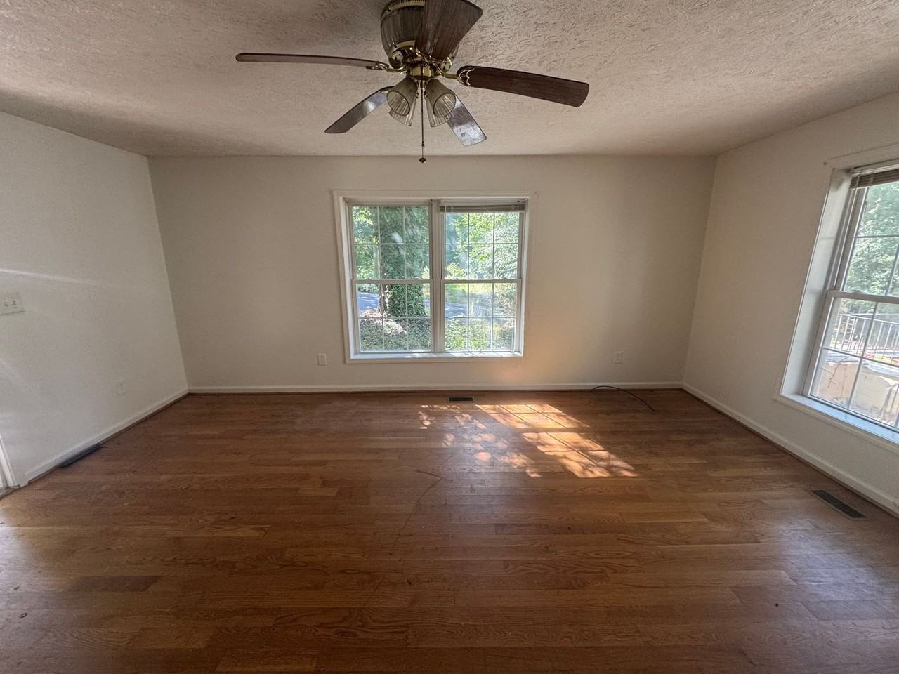 523 E Warren St - Photo 6 of 21