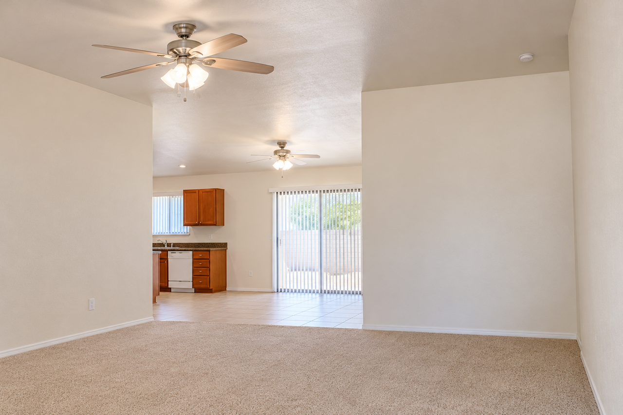 3715 N Taylor Dr - Photo 2 of 13