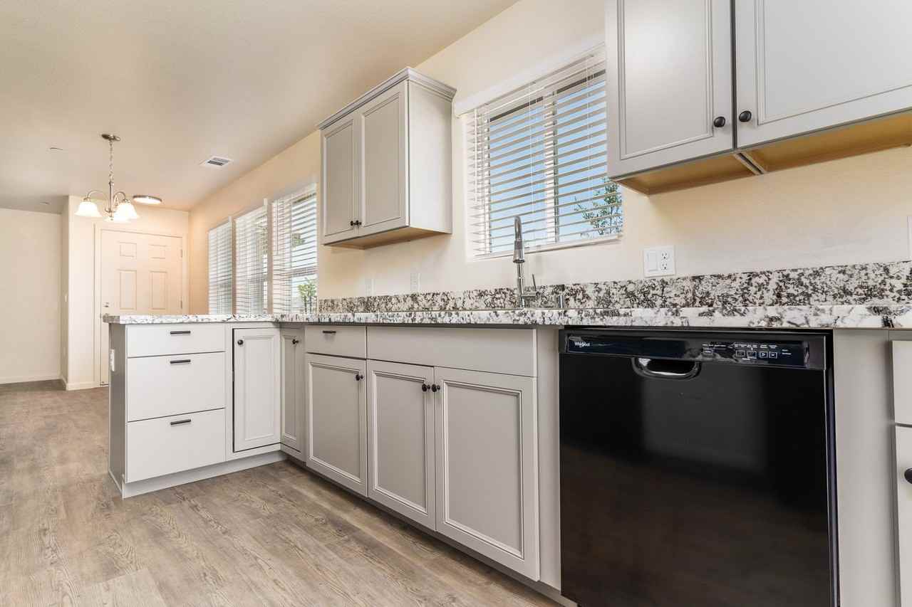 2532 Oakmont Cir - Photo 4 of 21