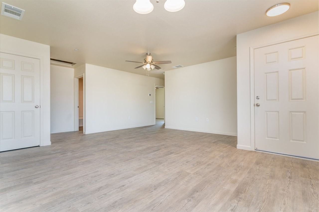 2532 Oakmont Cir - Photo 7 of 21