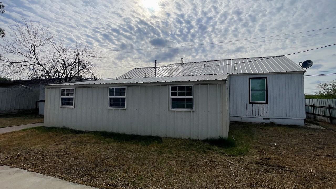 3408 Avenue V - Photo 5 of 24