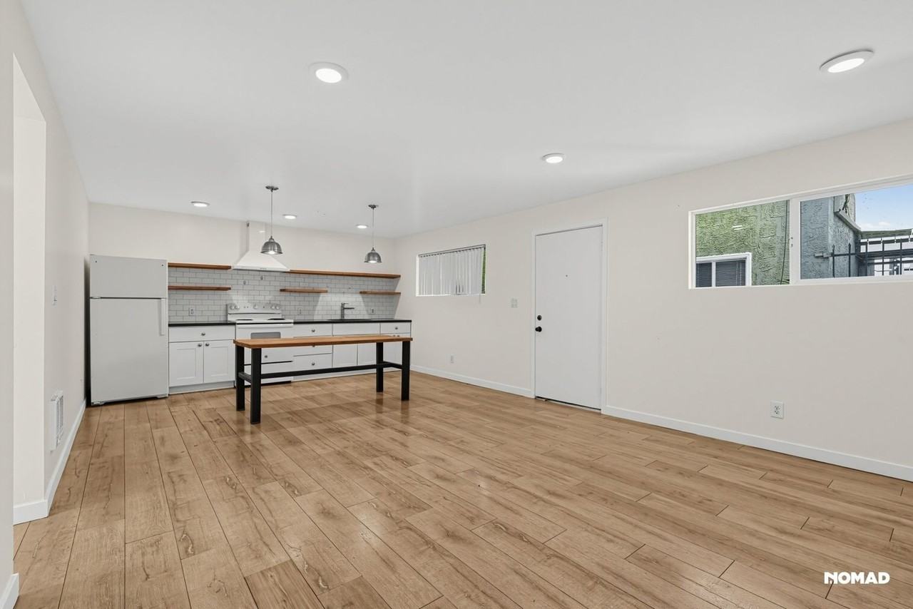 2326 Locust Ave - Photo 3 of 25