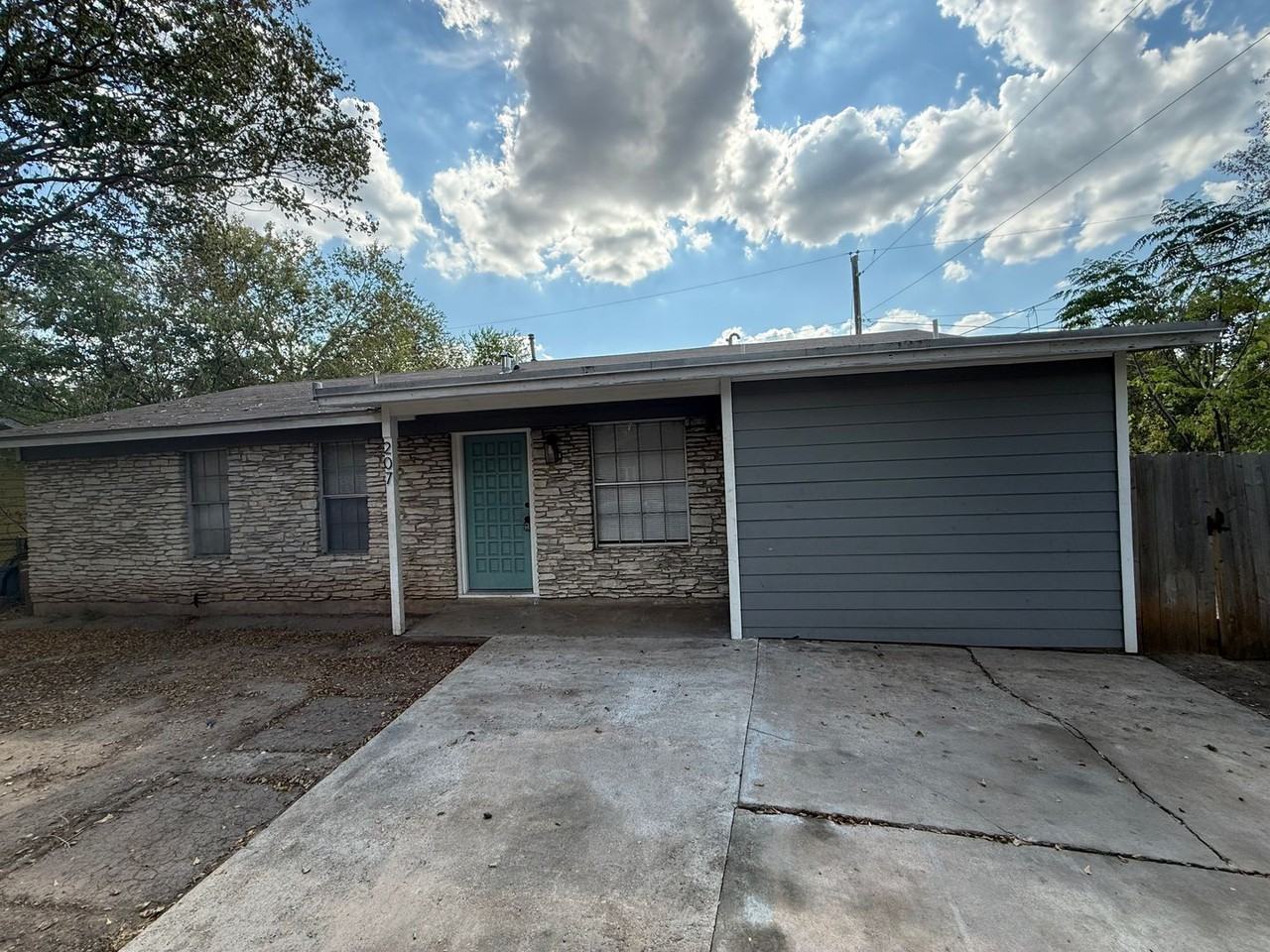207 Schirra Pl - Photo 3 of 17
