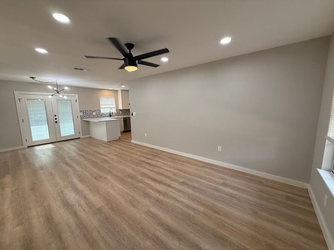207 Schirra Pl - Photo 4 of 17
