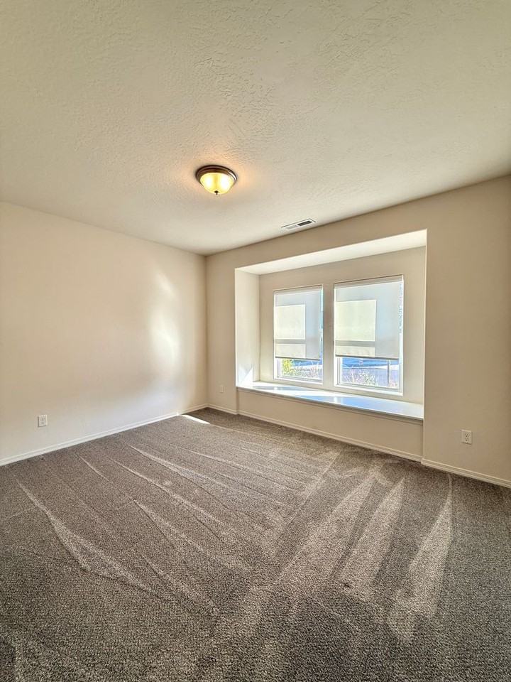 1633 Dragon Tail Pl - Photo 5 of 22