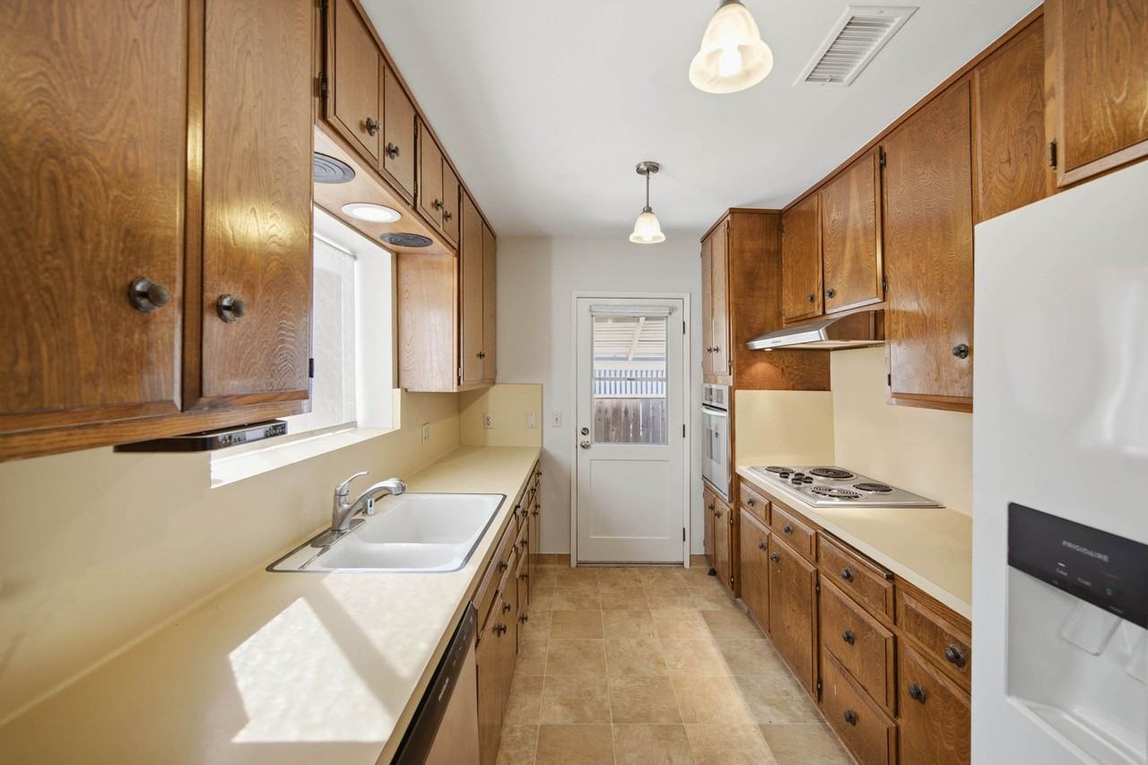 4322 Stanbridge Ave - Photo 5 of 18