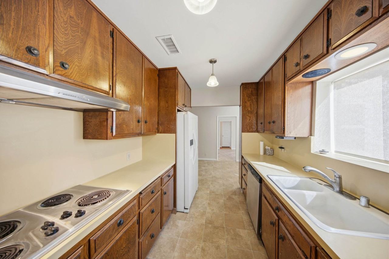 4322 Stanbridge Ave - Photo 6 of 18