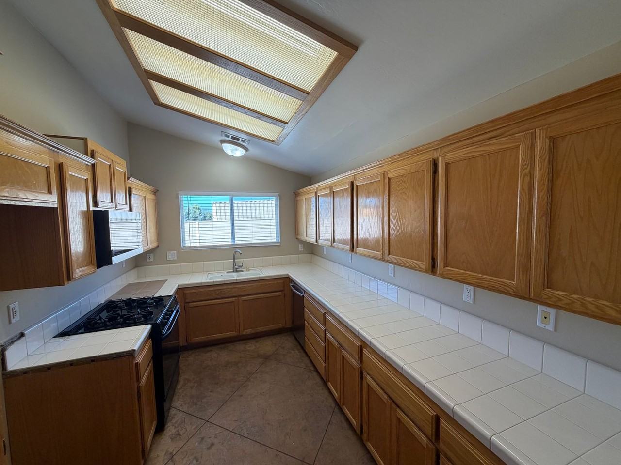 585 Highland Hills Rd - Photo 5 of 16