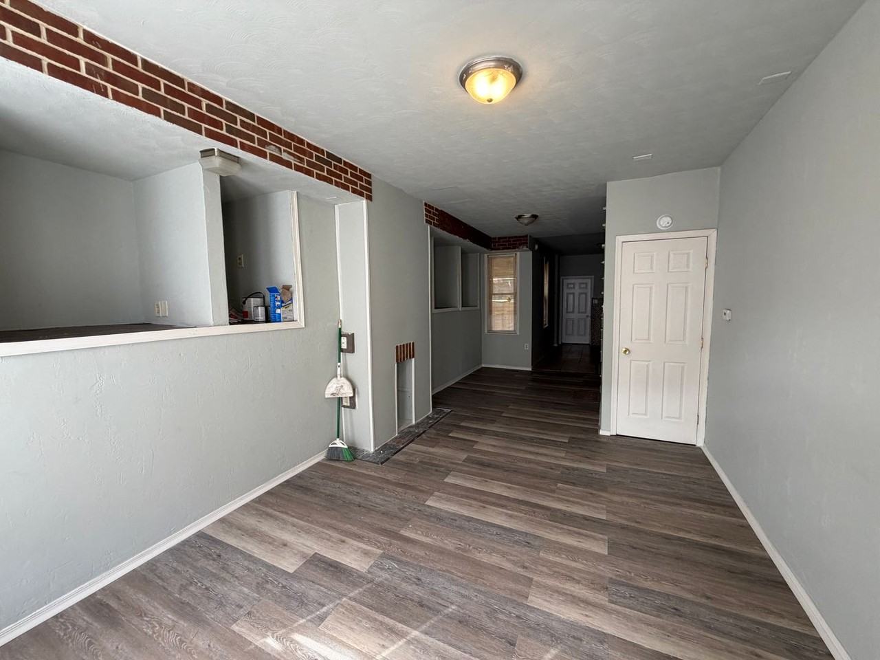 609 W Locust St - Photo 2 of 14