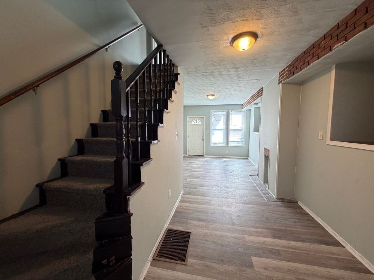 609 W Locust St - Photo 3 of 14