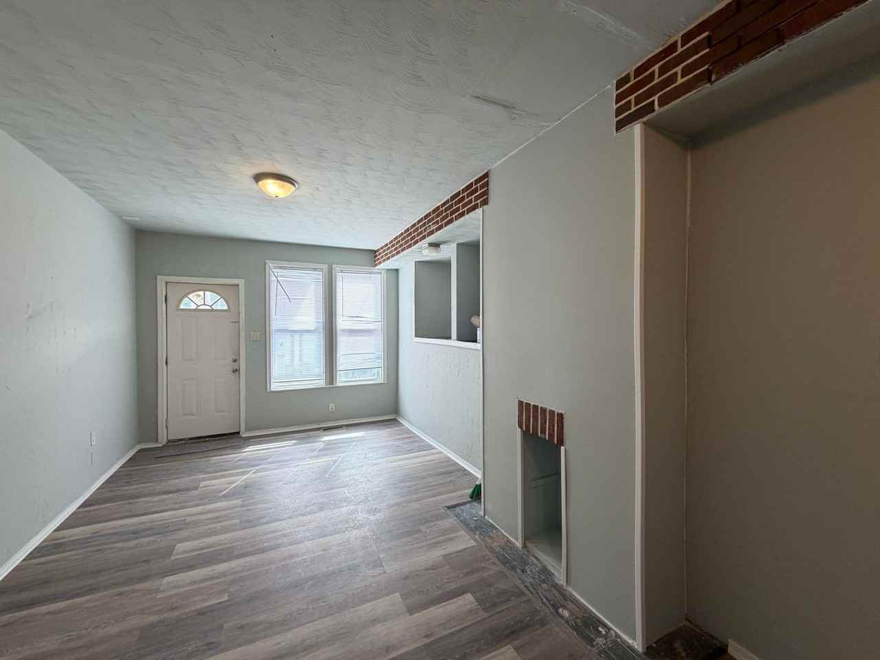 609 W Locust St - Photo 4 of 14