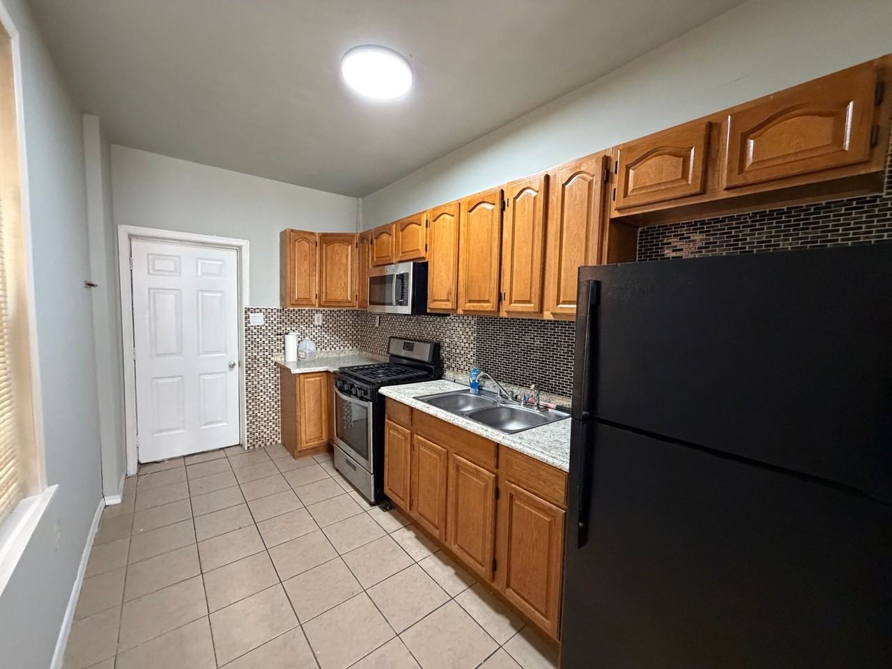609 W Locust St - Photo 5 of 14