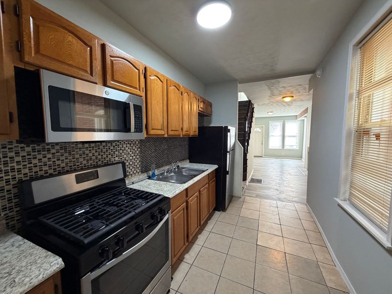 609 W Locust St - Photo 6 of 14