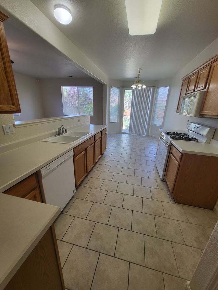 502 La Quinta Ct - Photo 3 of 10