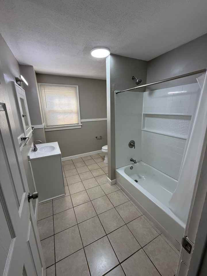 422 Norwood Ave - Photo 4 of 11
