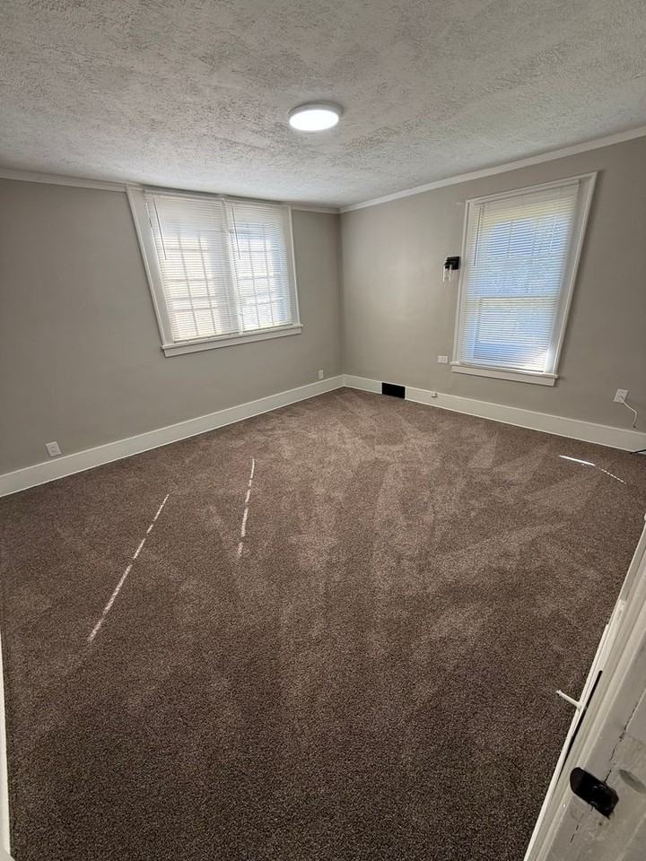 422 Norwood Ave - Photo 5 of 11