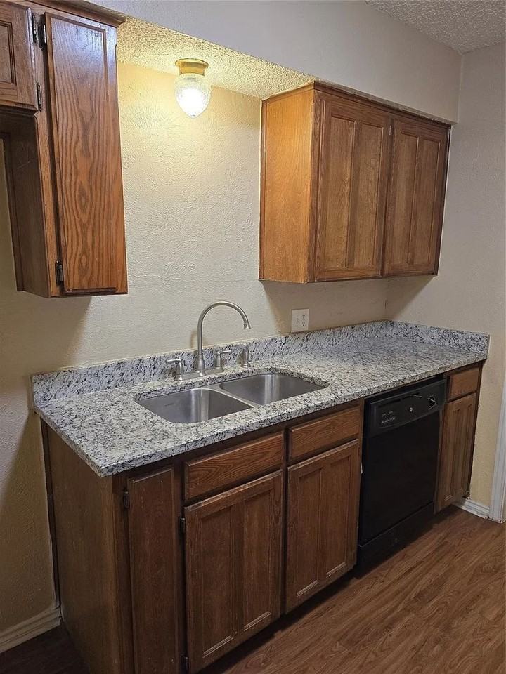 1118 Brady Dr - Photo 2 of 6