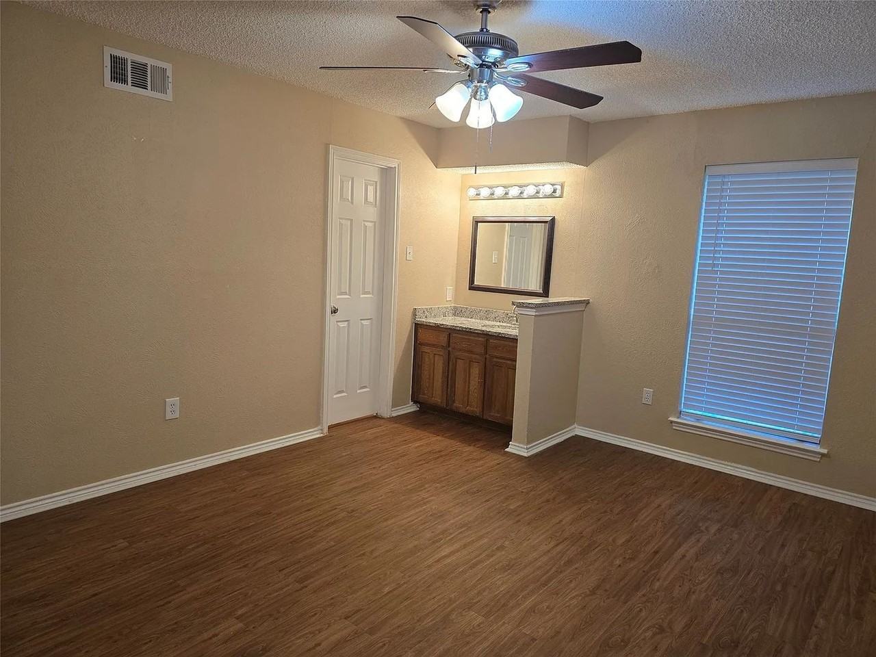 1118 Brady Dr - Photo 3 of 6