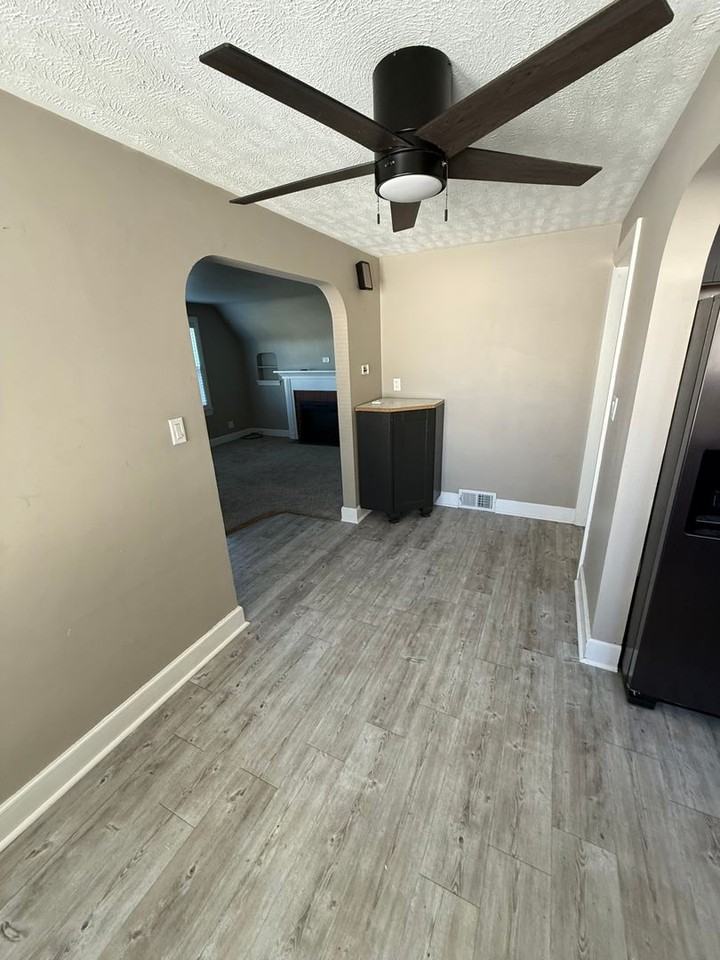 210 5th Ave - Photo 5 of 9