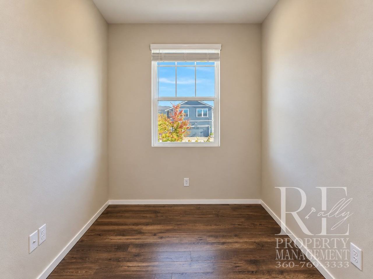 1361 Sw Pendleton Way - Photo 4 of 35