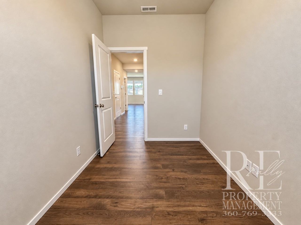 1361 Sw Pendleton Way - Photo 5 of 35
