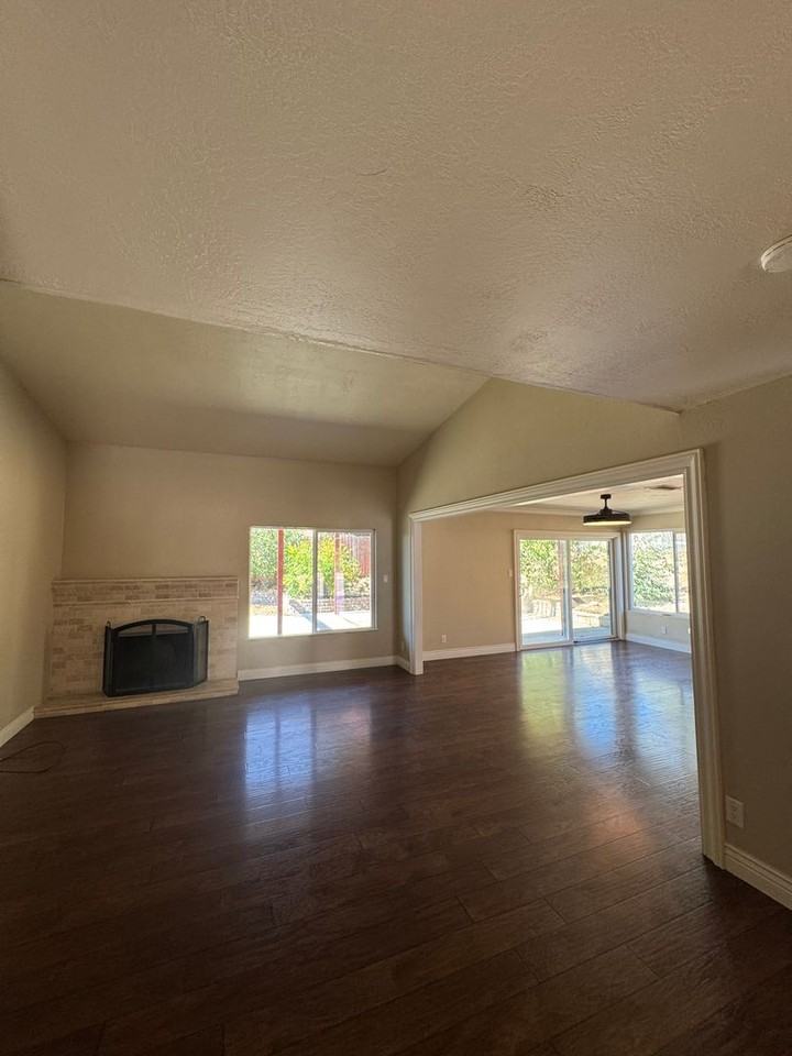 228 Essex Way - Photo 3 of 38