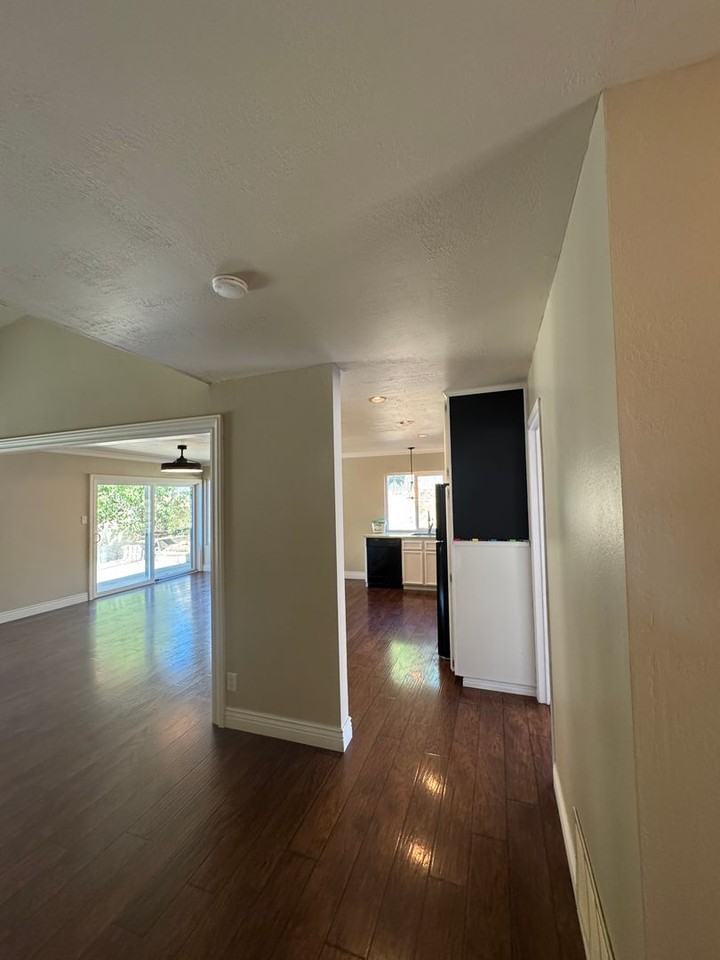228 Essex Way - Photo 4 of 38