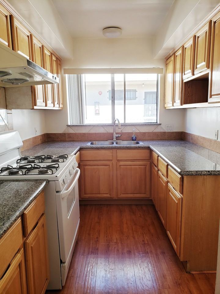 912 Centennial St - Photo 4 of 12