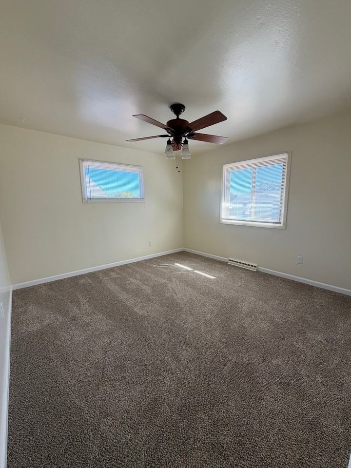 2831 Azalea St - Photo 5 of 19