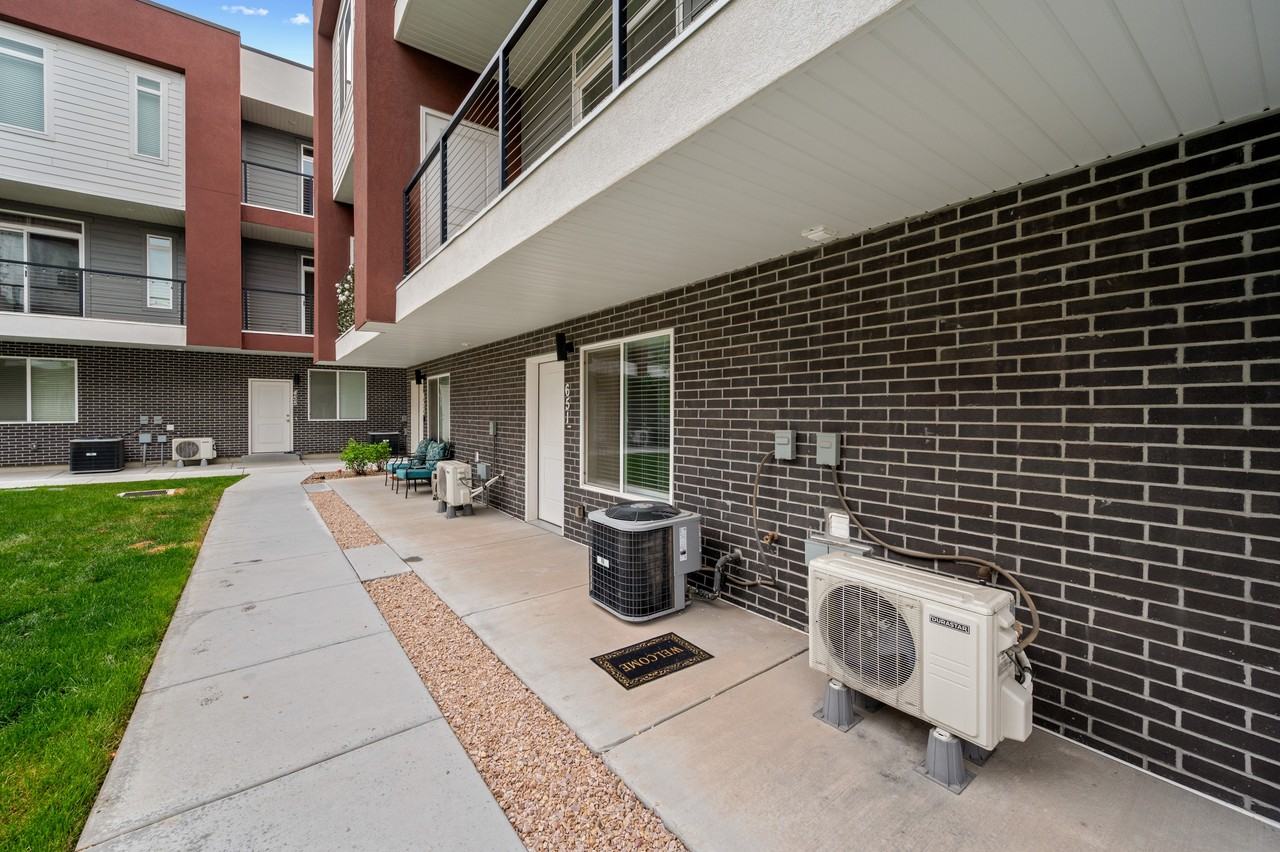 656 S 450 E - Photo 2 of 28