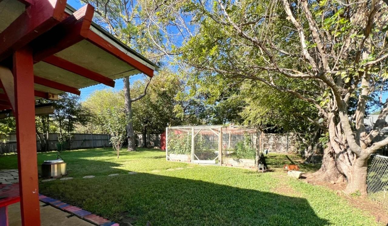 2105 Georgetown Dr - Photo 2 of 7
