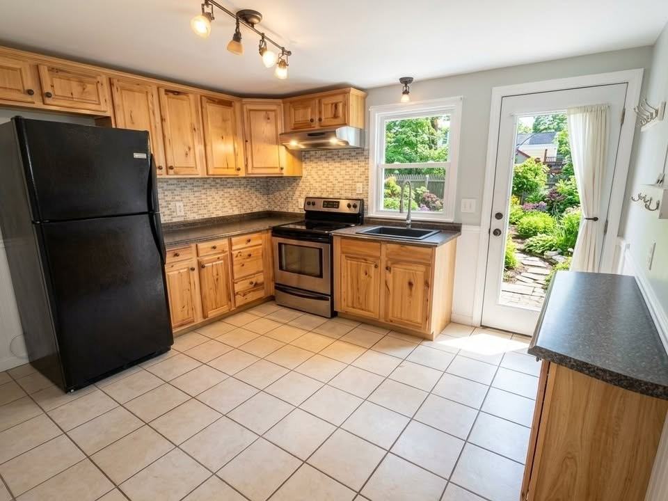 81 Hillside St - Photo 3 of 11