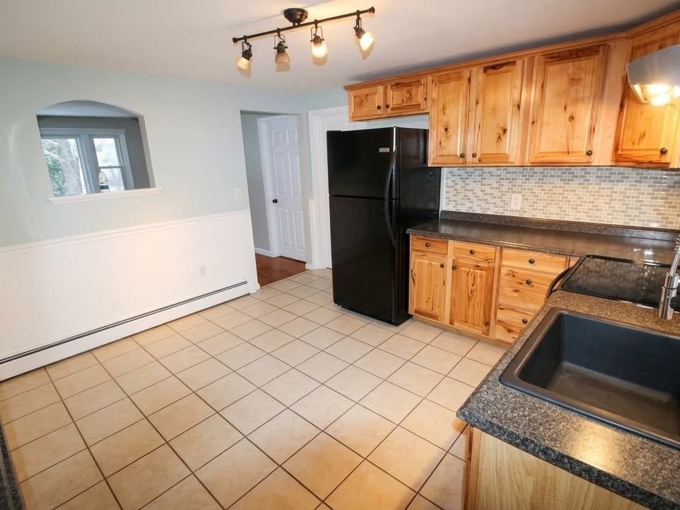 81 Hillside St - Photo 4 of 11