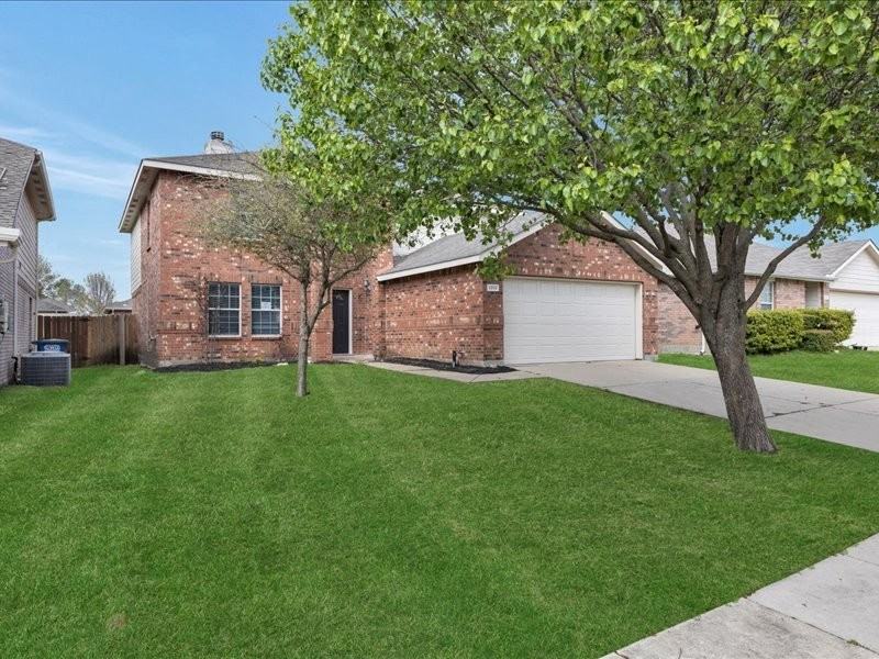 1106 Caroline Dr - Photo 2 of 15