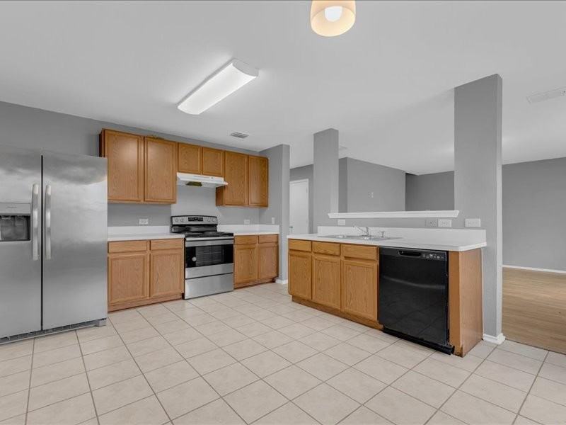 1106 Caroline Dr - Photo 4 of 15