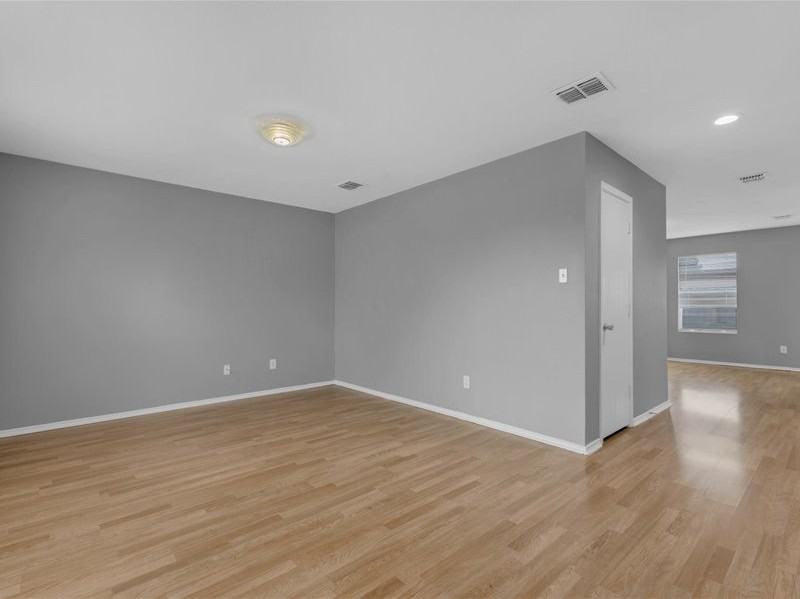 1106 Caroline Dr - Photo 5 of 15