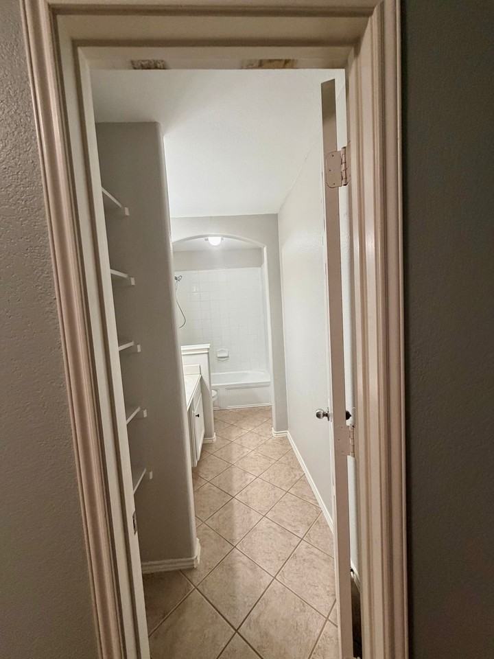 15533 Adlong Dr - Photo 4 of 19