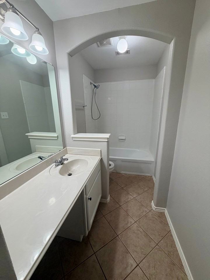 15533 Adlong Dr - Photo 5 of 19