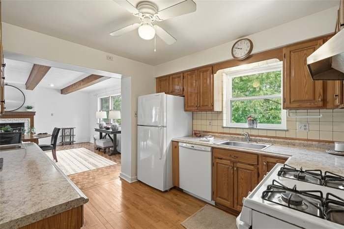 218 Old Lesnett Rd - Photo 2 of 11