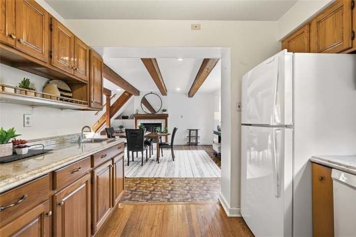 218 Old Lesnett Rd - Photo 3 of 11