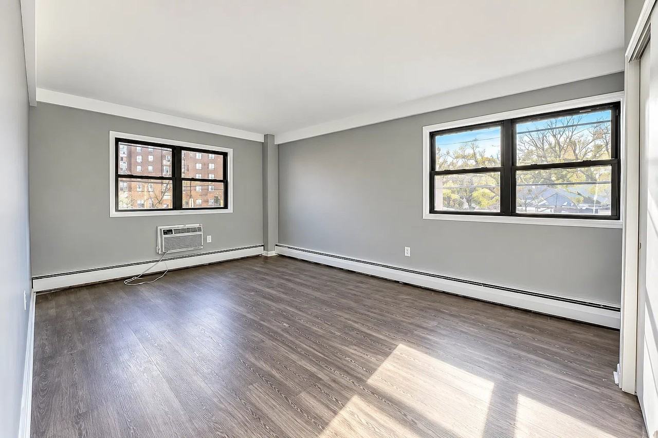 866 Lower Ferry Rd #206 - Photo 2 of 8