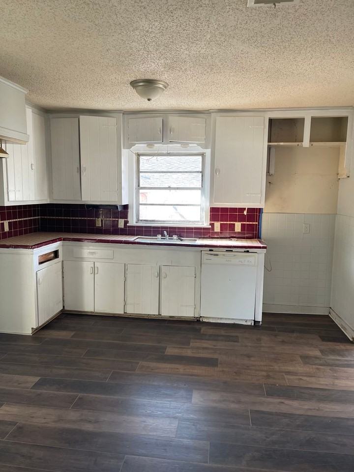 215 E Jordan St - Photo 4 of 8