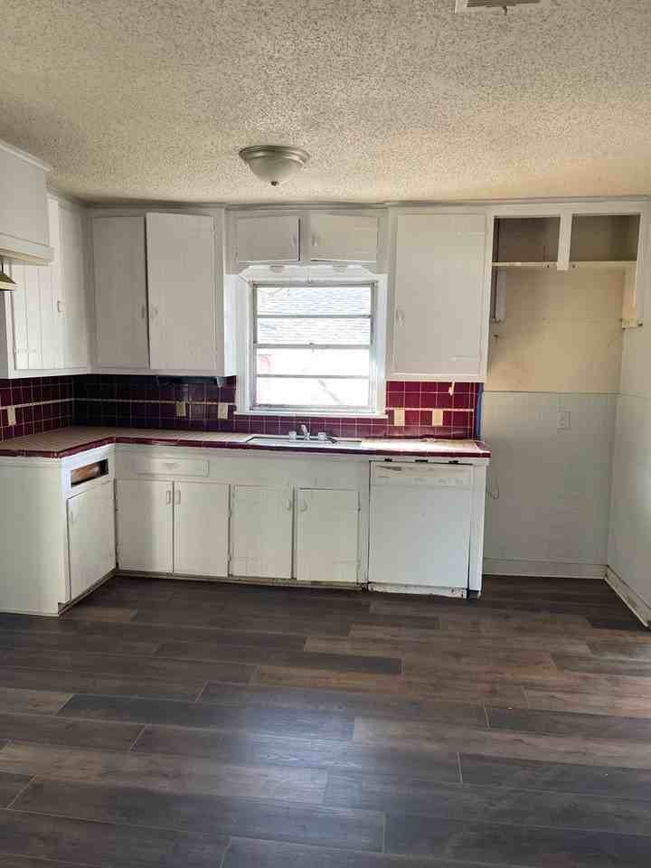 215 E Jordan St - Photo 5 of 8
