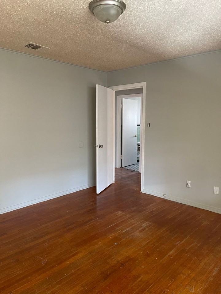 215 E Jordan St - Photo 6 of 8