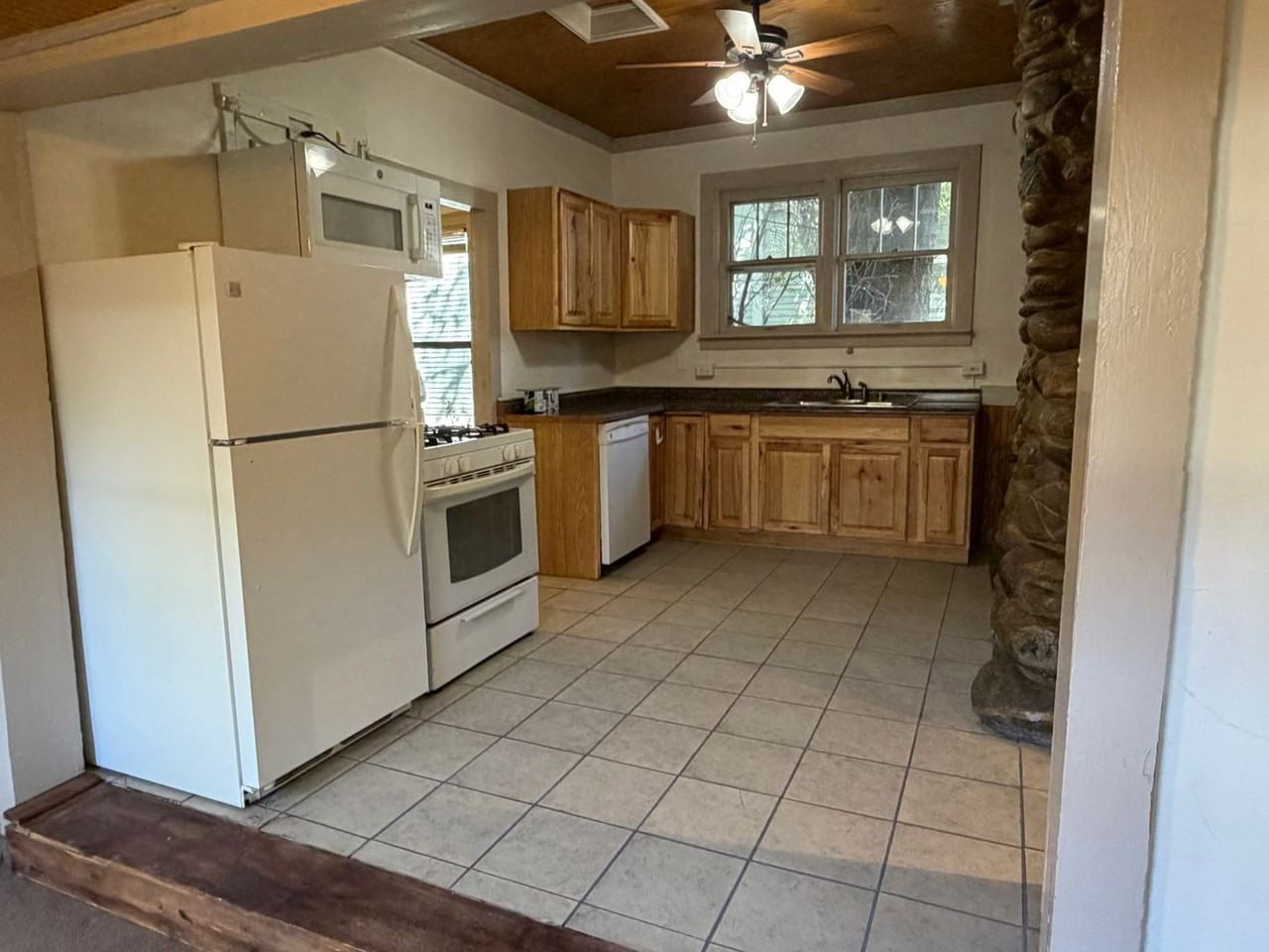 522 E 3rd Ave - Photo 5 of 19