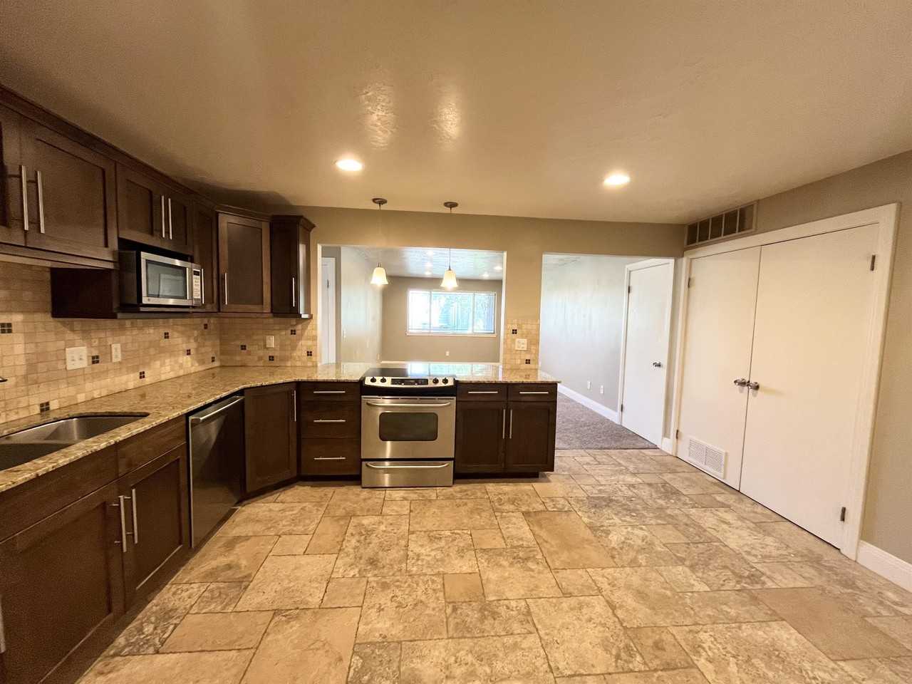 1560 E Stratford Ave, Salt Lake City, UT 84106 - Photo 4 of 29