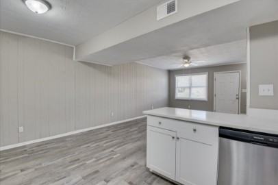 Windsor Heights Townhomes - Photo 6 of 16