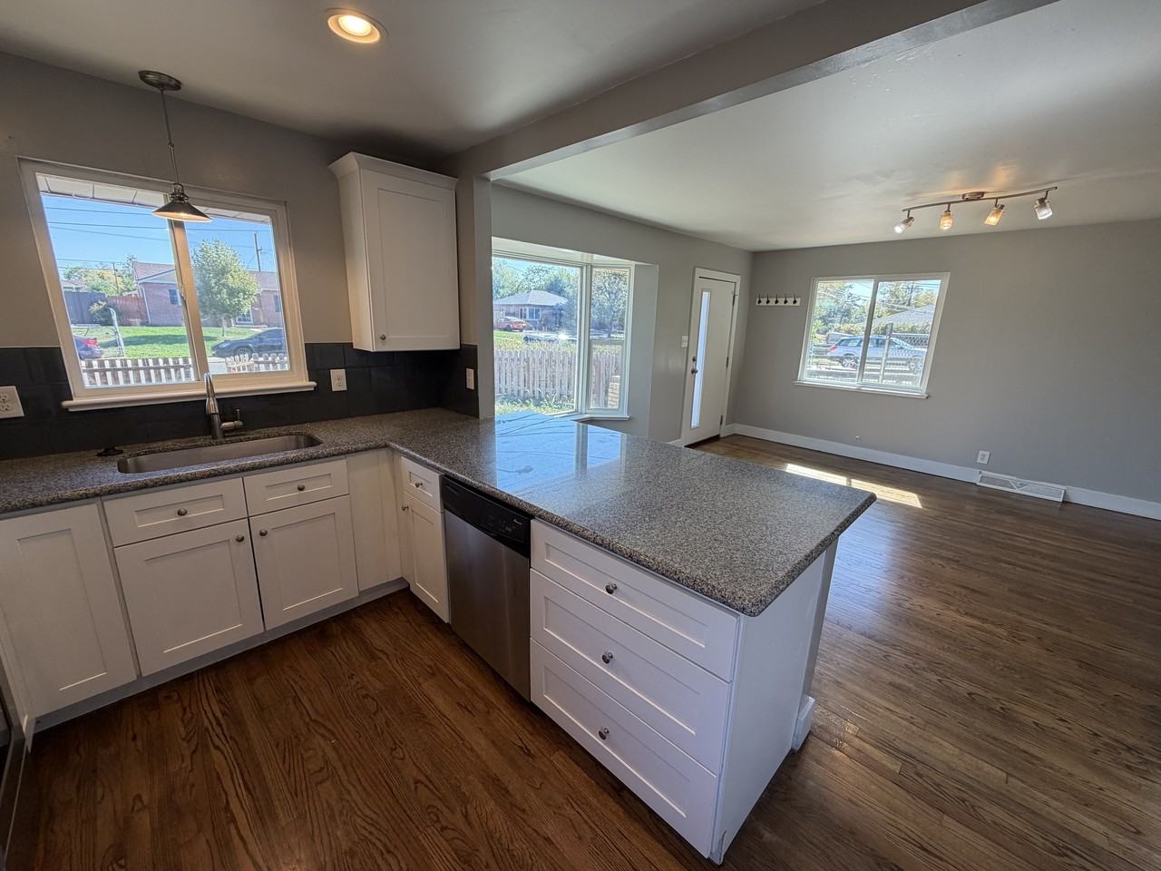 3631 MAGNOLIA ST - Photo 7 of 15
