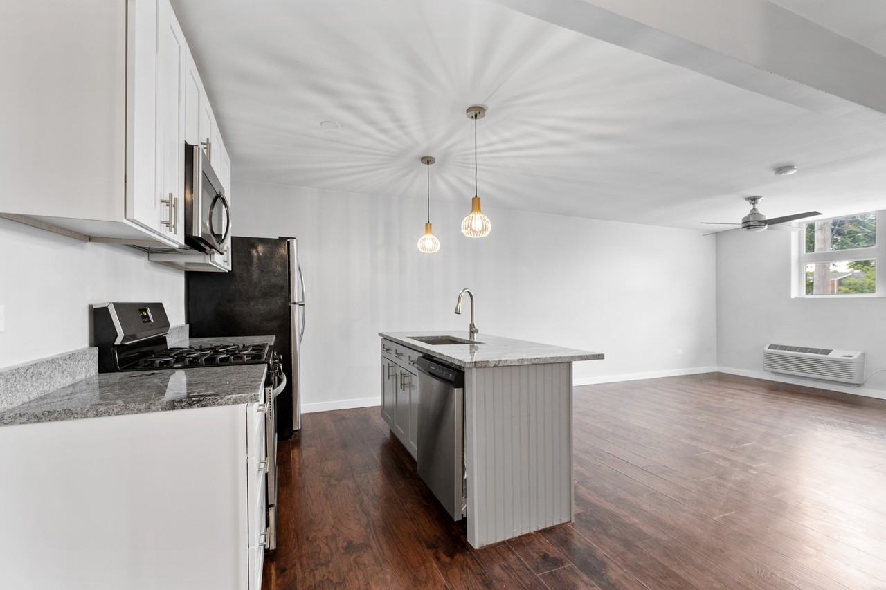 2945 W Peterson Ave - Photo 3 of 12